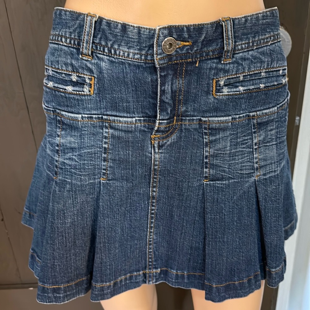 Guess Jeans low rise pleated denim mini skirt. With belt loops and front pockets